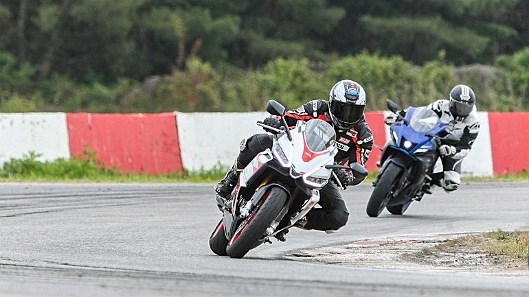 Συγκριτικό: Yamaha R7 & Aprilia RS 660 Extrema στην πίστα των Σερρών